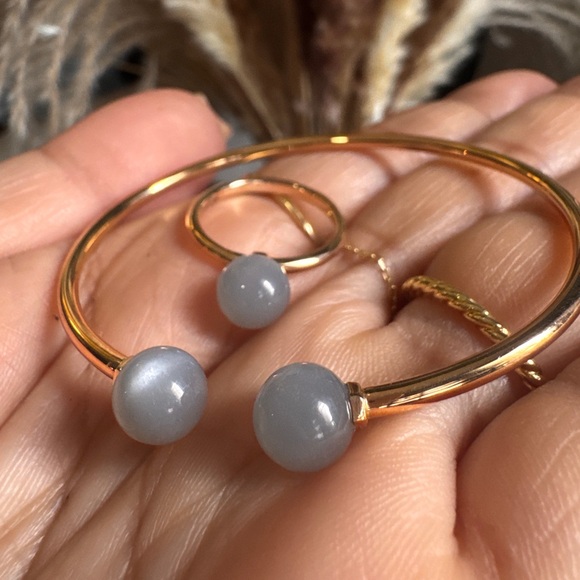 Tiffany & Co Retired and HTF Moonstone 18k RH Ring - Picture 16 of 17